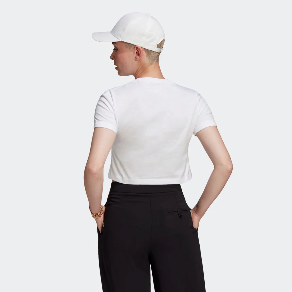 gn2803_app_on-model_back_gradient-huge-6657557e78aab