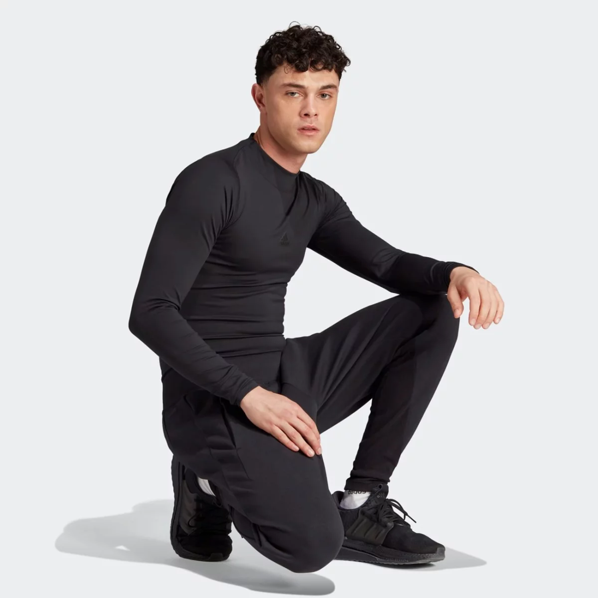 in5102_5_apparel_on-model_walking-view_grey-huge-6657a5e1c8a8e