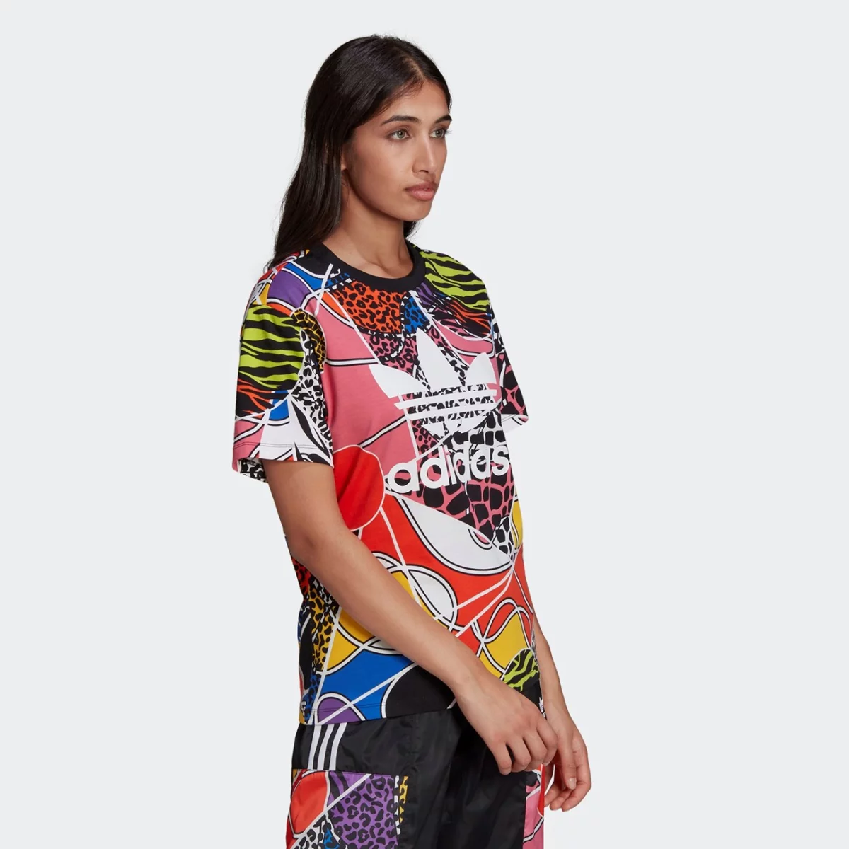 hc4464_app_on-model_walking_gradient-huge-665774050f95e