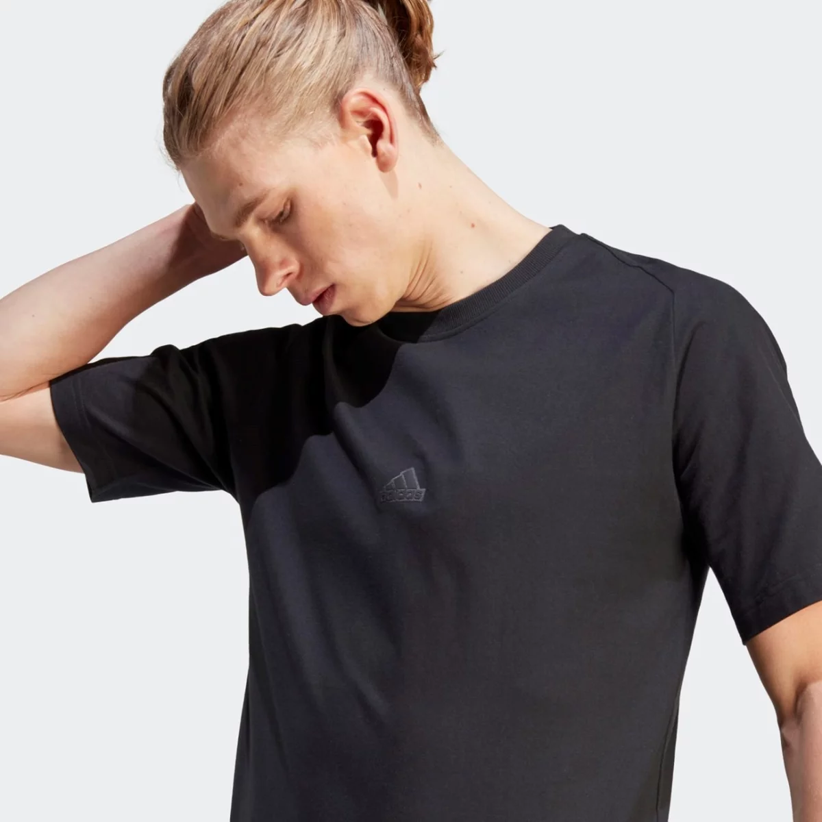 ij6129_7_apparel_on-model_detail-view-1_grey-huge-6657a82eab2cc