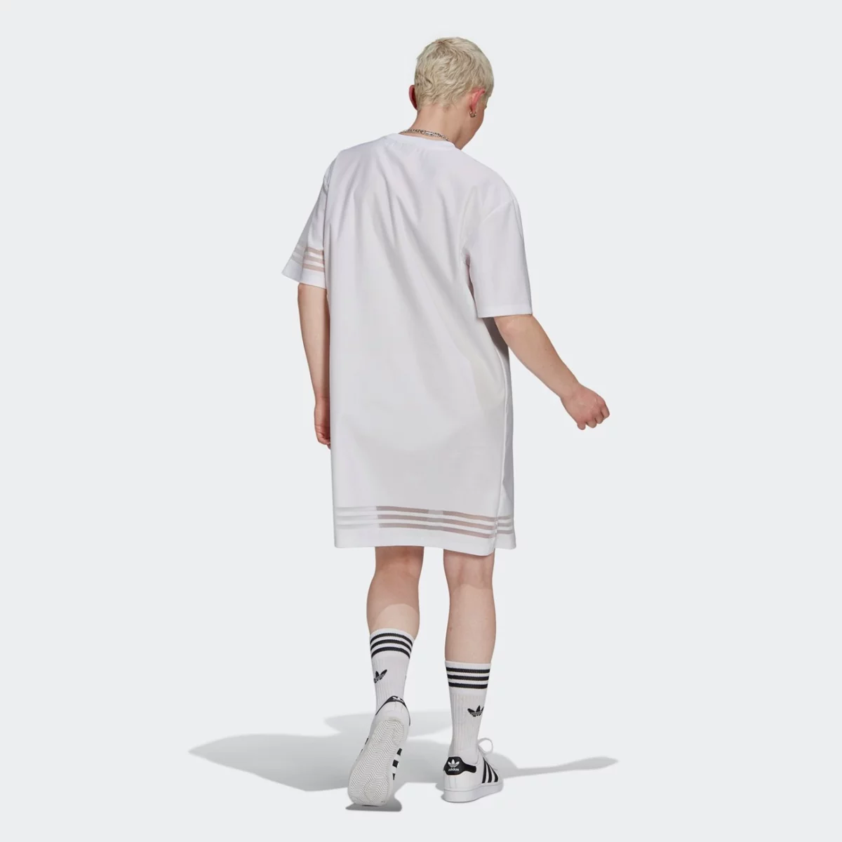 gn3248_app_on-model_back_gradient-huge-6657566ba1f3c
