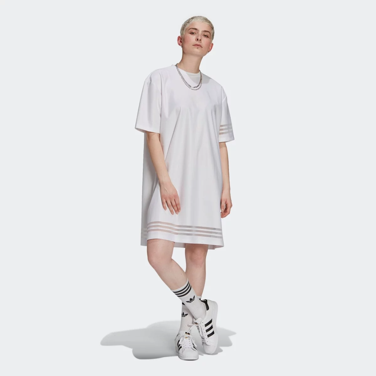 gn3248_app_on-model_standard_gradient-huge-6657566a28243