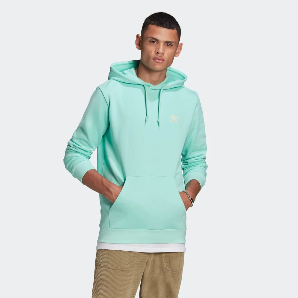 gn3391_app_on-model_standard_gradient-huge-665755f41667f