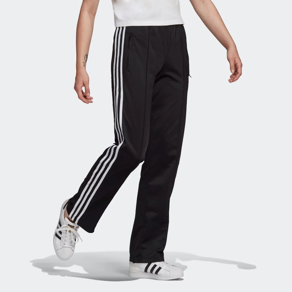 gn2819_app_on-model_walking_gradient-huge-6657782672f82