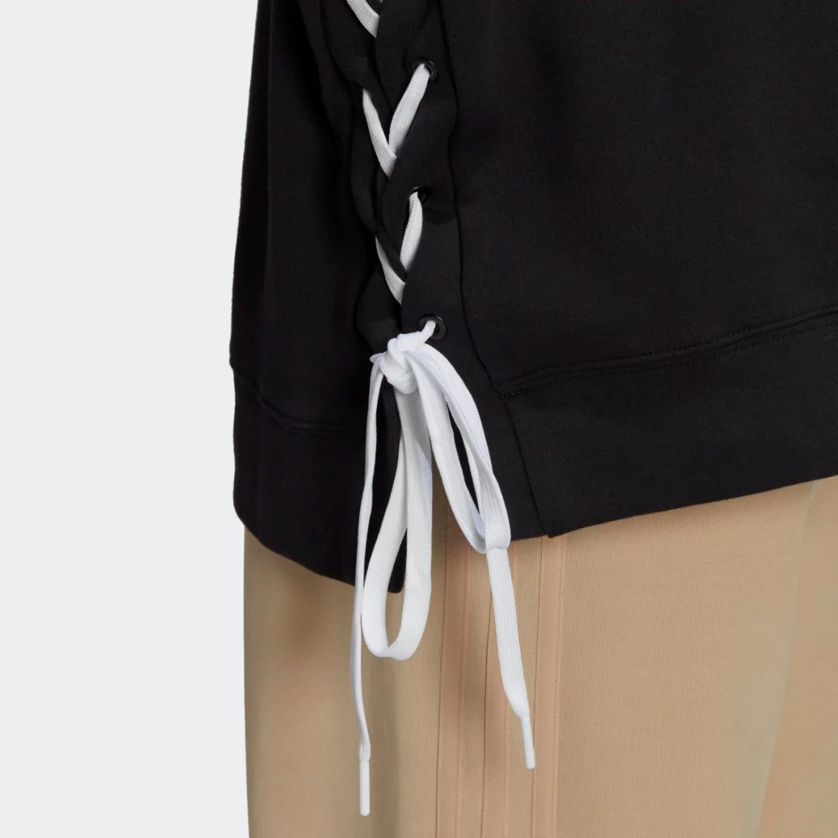 hk5055_7_apparel_on-model_detail-view-1_grey-huge-6657950980a90