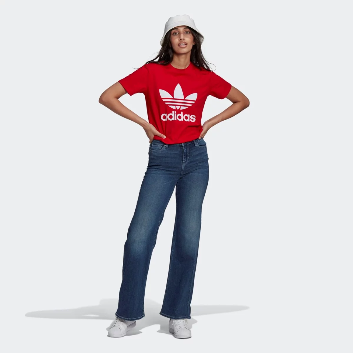 gn2902_app_on-model_walking_gradient-huge-66575506eedff