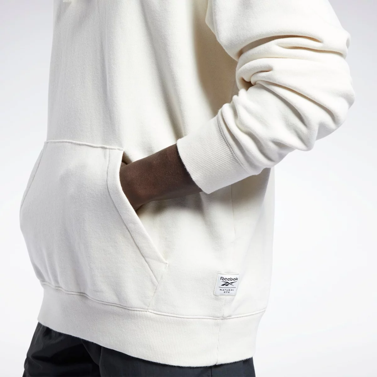 h54453_app_on-model_detail-1_gradient-huge-665777ac494a6