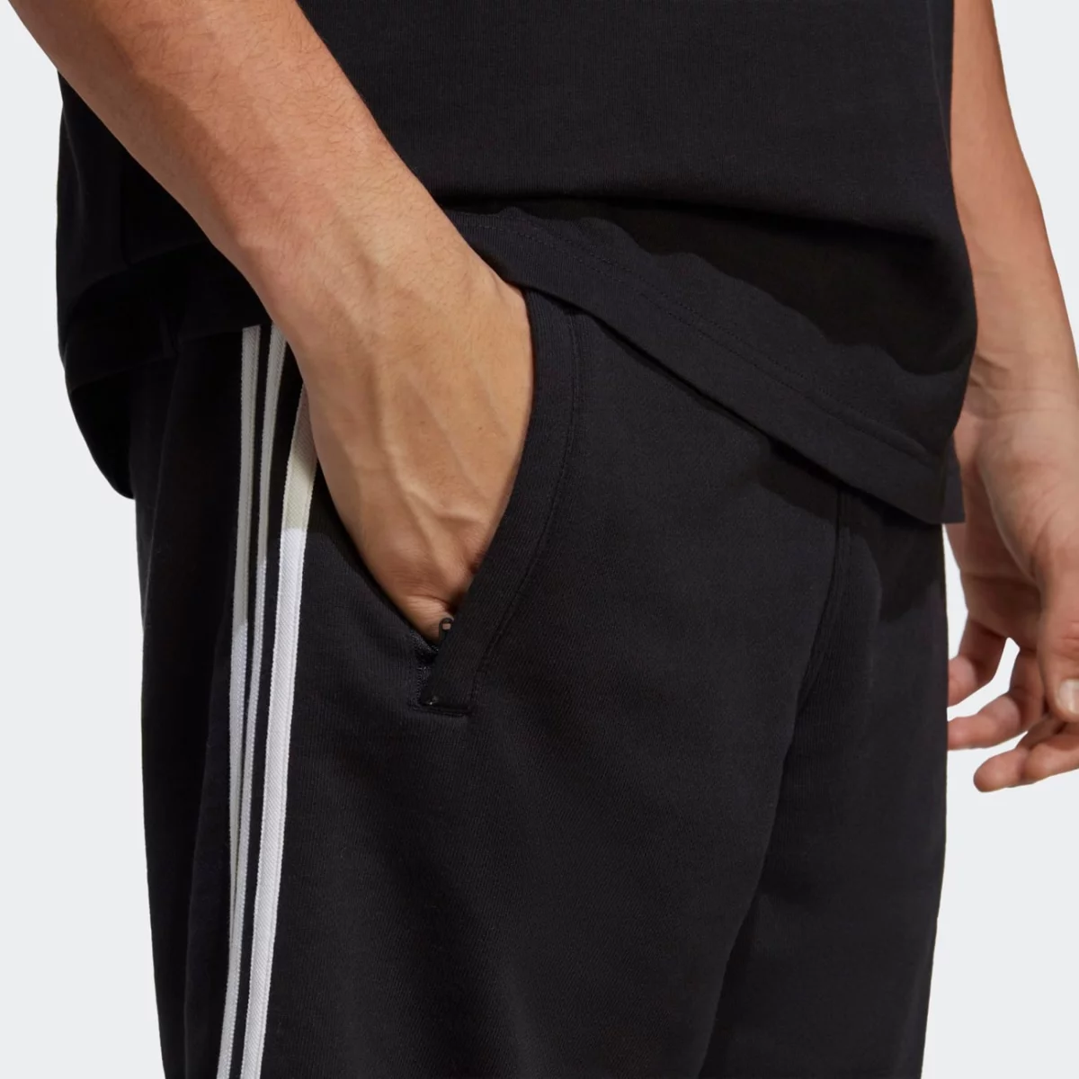 ia6351_7_apparel_on-model_detail-view-2_grey-huge-6657a186bf172