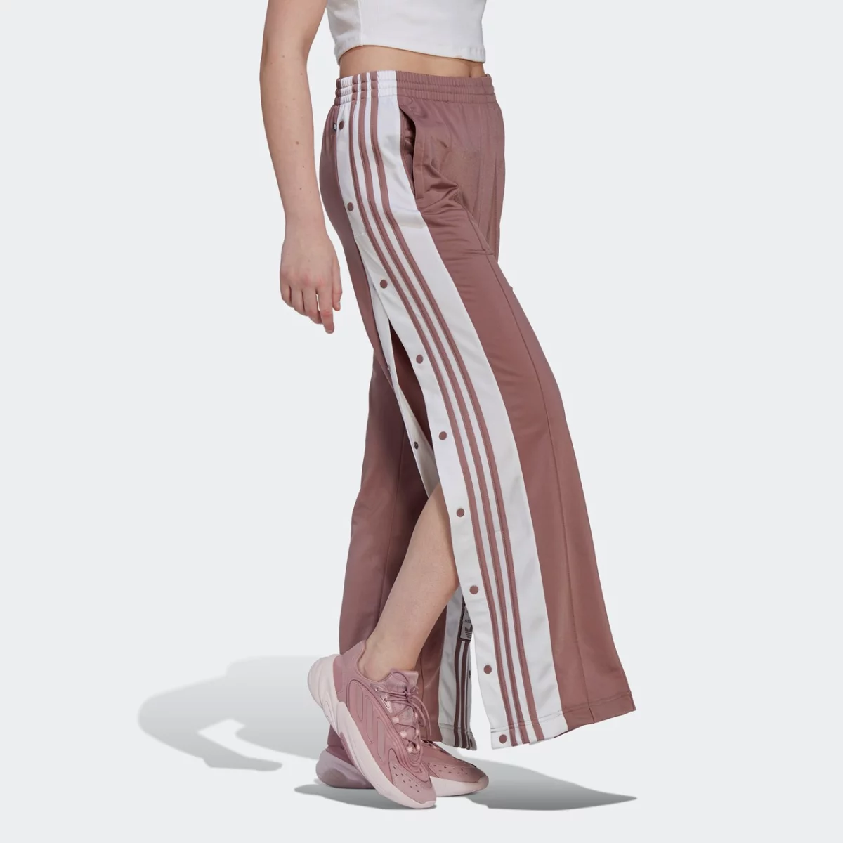 hn5888_5_apparel_on-model_walking-view_grey-huge-6657932bae738