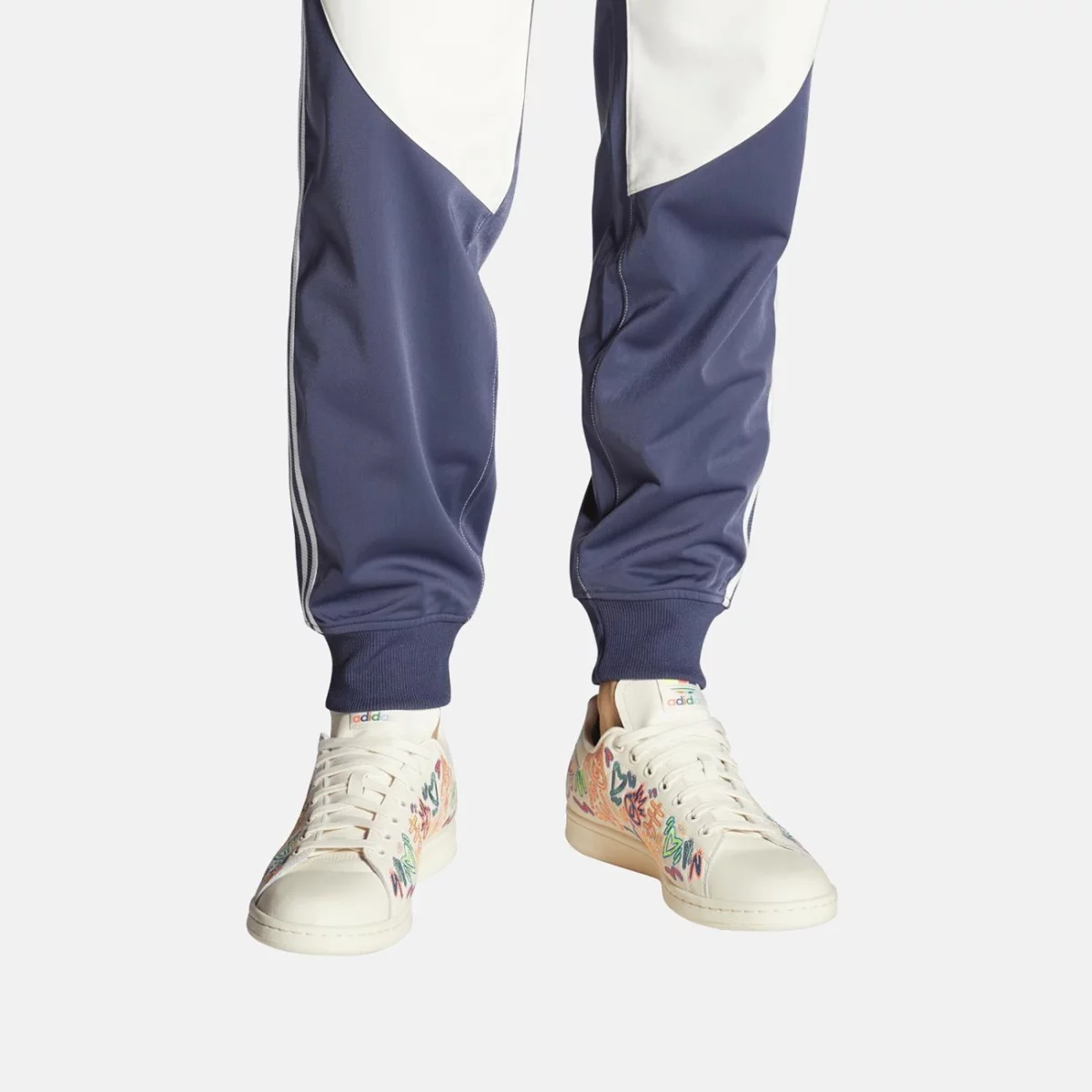 gx6394_11_footwear_on-model_front-view_transparent-huge-6658077baad8d