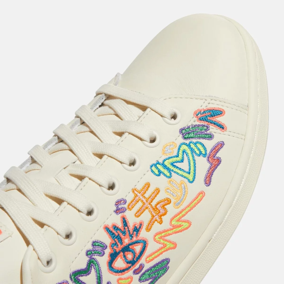 gx6394_9_footwear_photography_detail-view-2_transparent-huge-665807897e83f