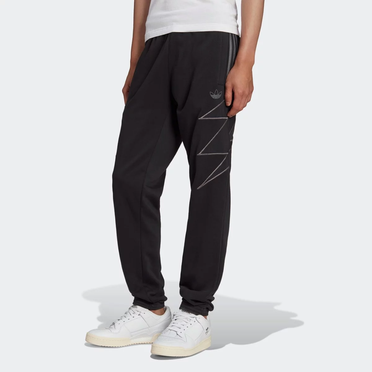 he4712_app_on-model_standard_gradient-huge-6657767b70f4d