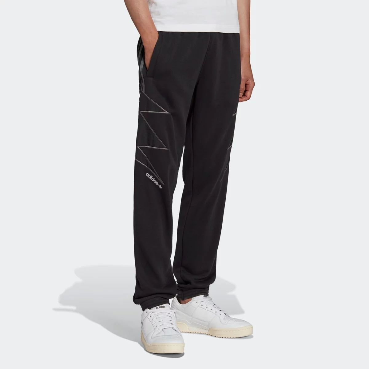 he4712_app_on-model_walking_gradient-huge-6657767cb9499