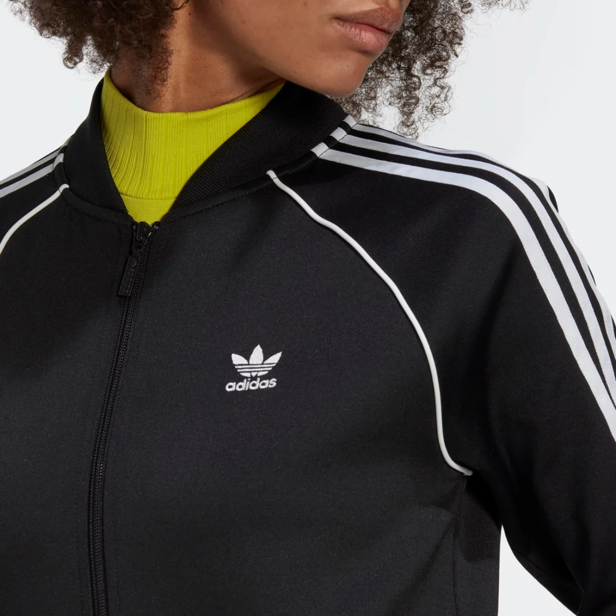 gd2374_8_apparel_on-model_detail-view-1_grey-huge-66577f12e03fc