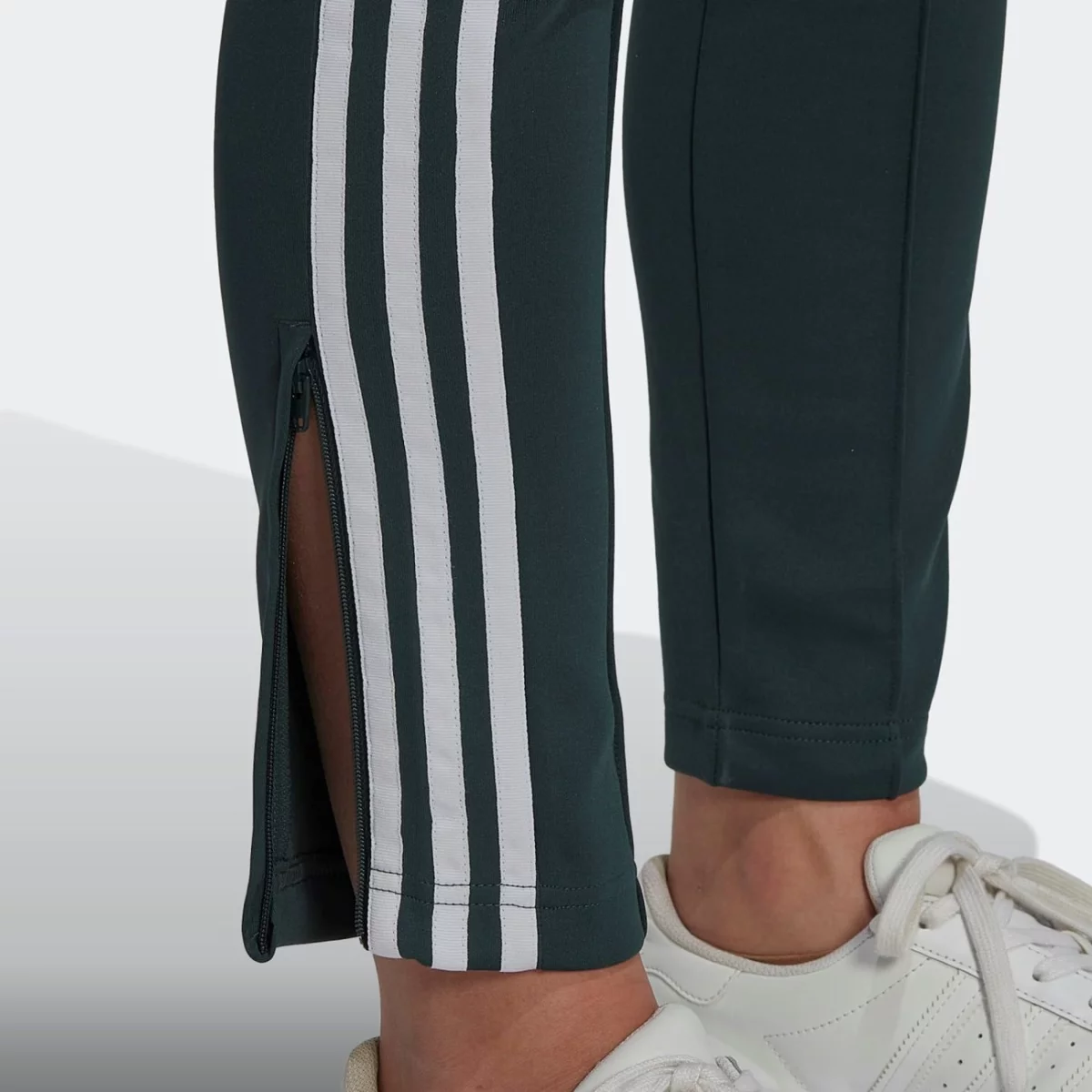 hn5893_7_apparel_on-model_detail-view-2_grey-huge-6657931a1dd0f