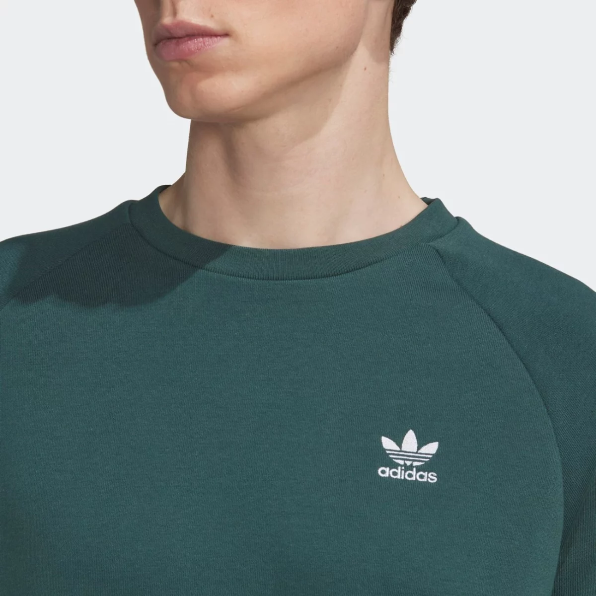 hj7993_7_apparel_on-model_detail-view-1_grey-huge-665794027ccbc