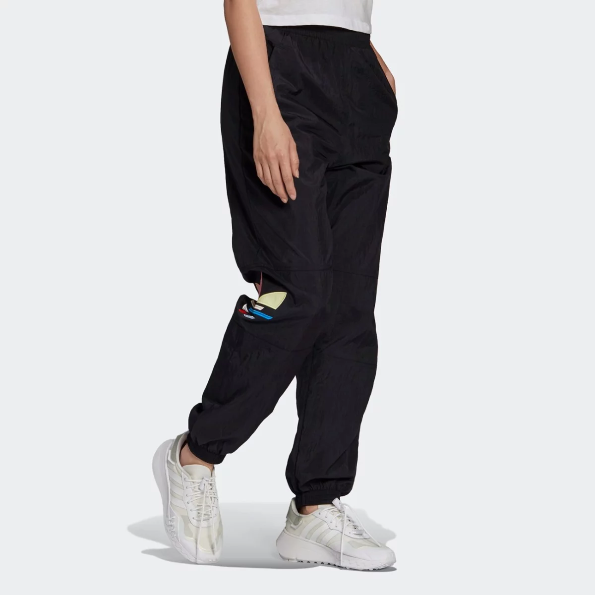 h22863_app_on-model_walking_gradient-huge-6657621190519