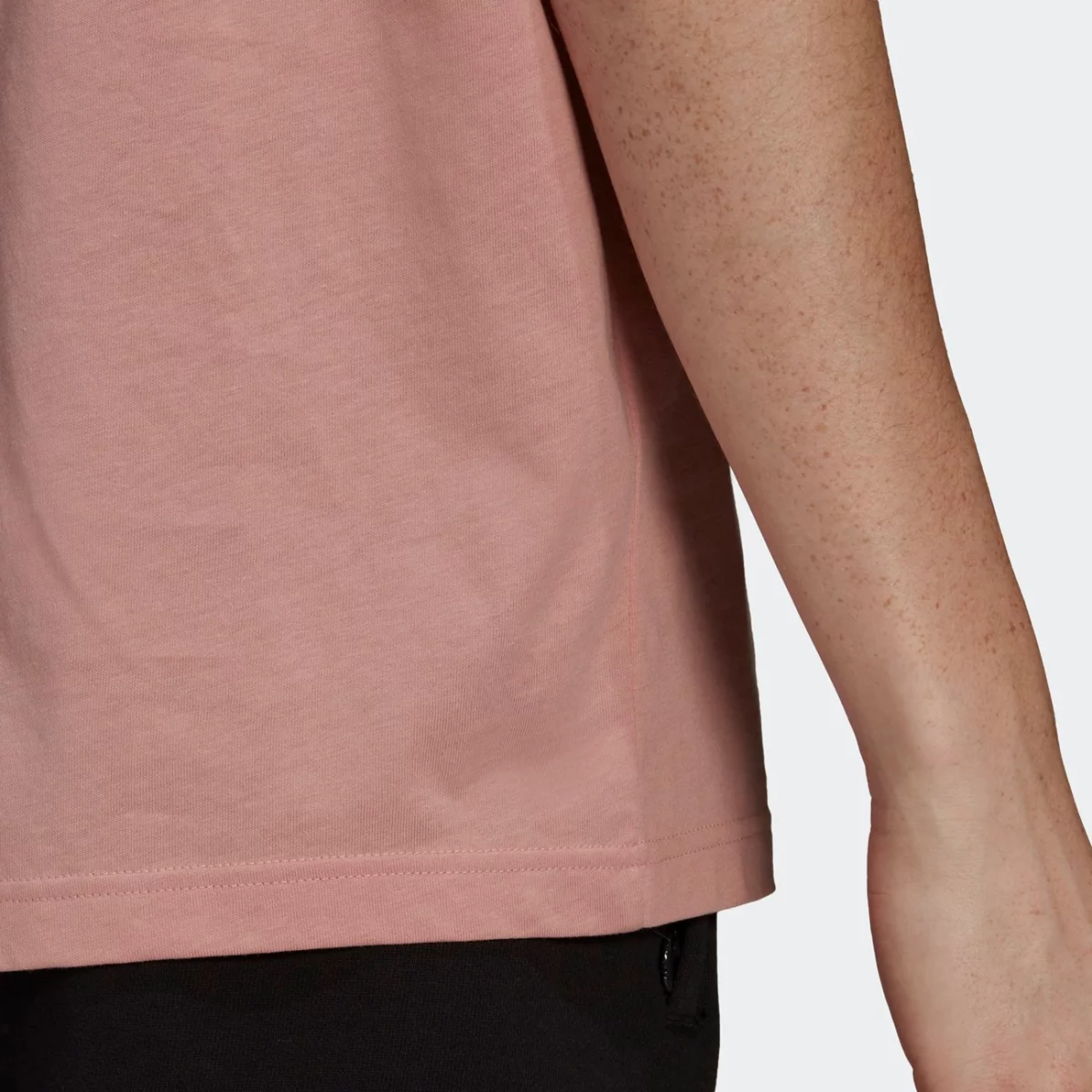 hf4910_app_on-model_detail-3_gradient-huge-665776404196d