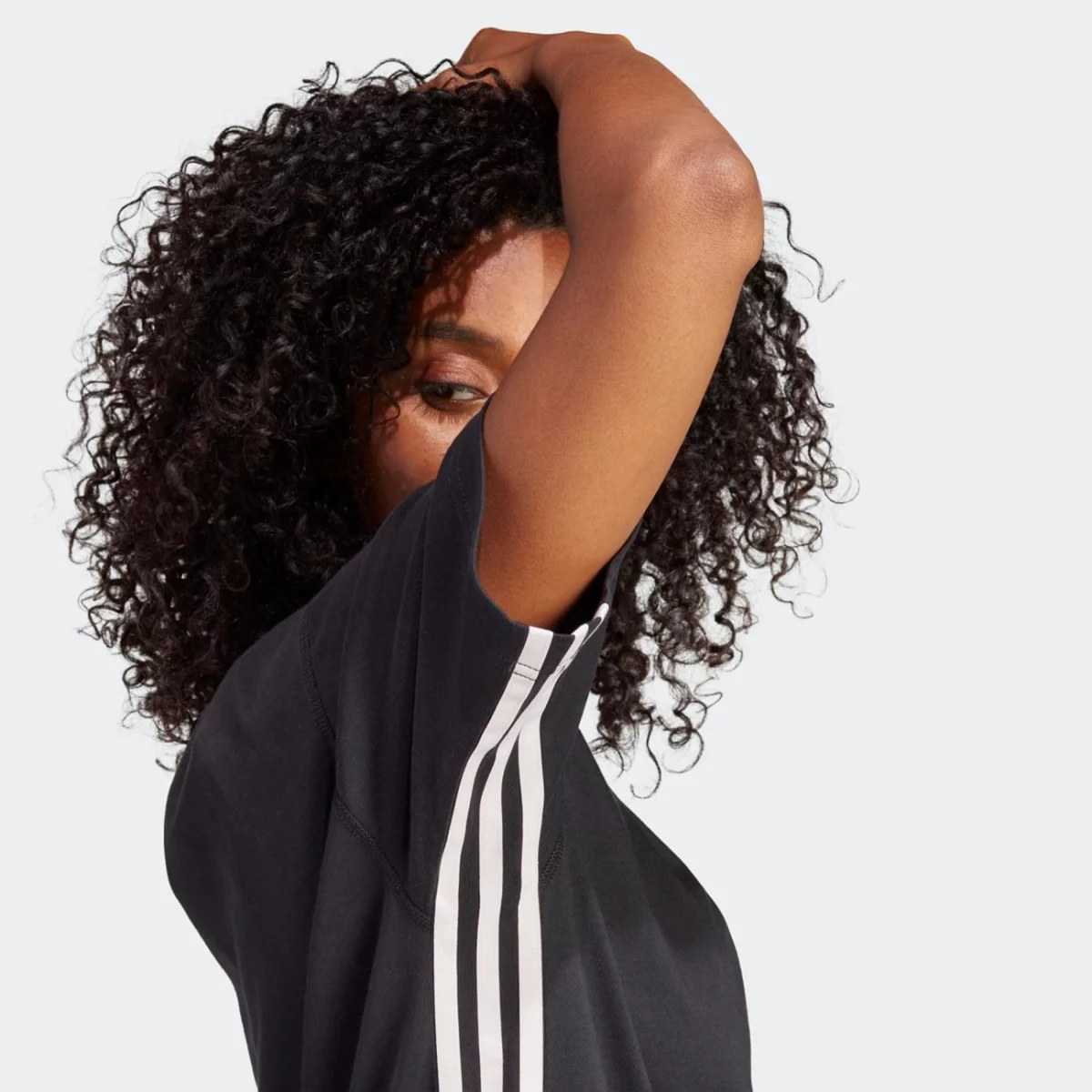 ia3183_10_apparel_on-model_detail-view-3_grey-huge-6657a7dbf15f5