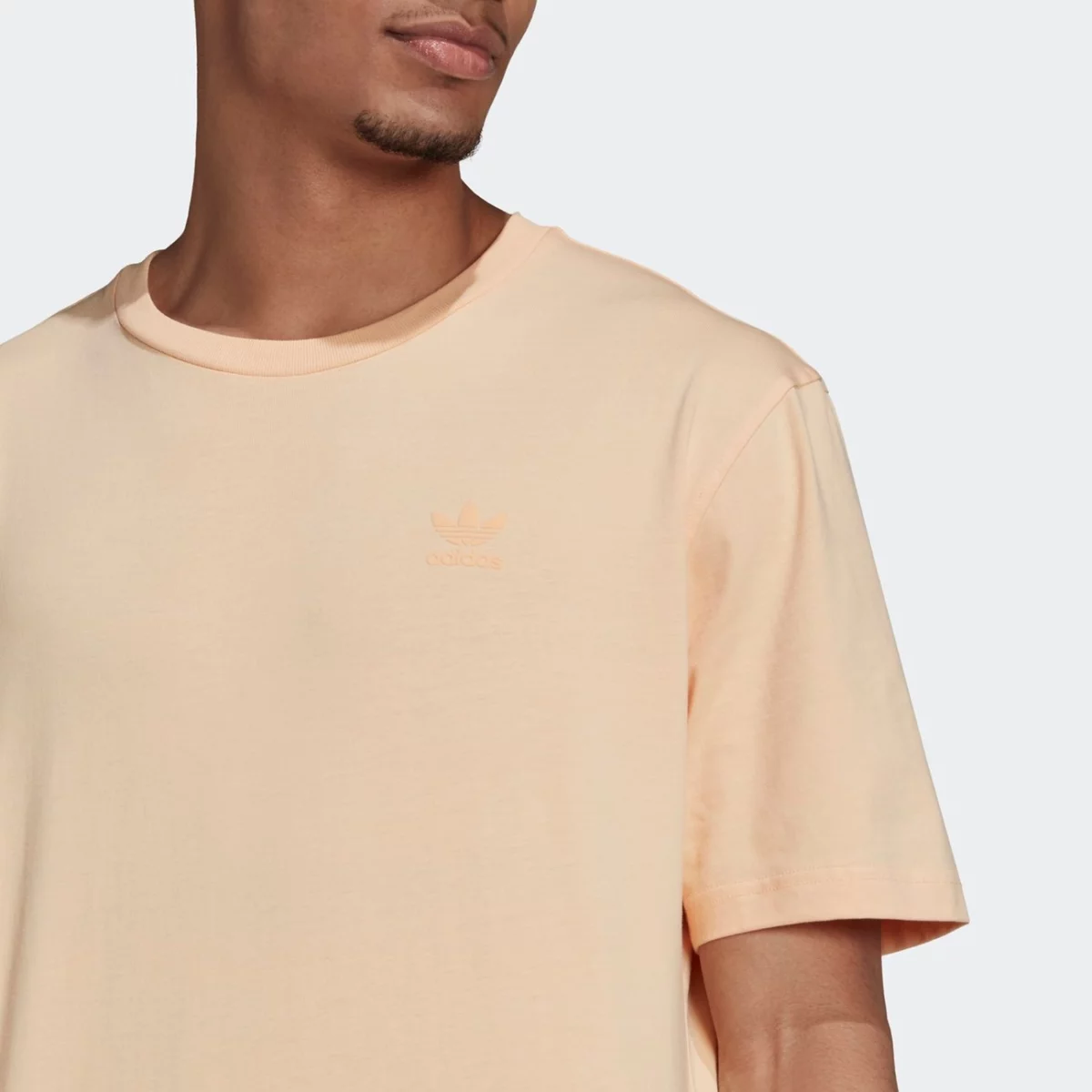 h09131_app_on-model_detail-1_gradient-huge-665764383f921