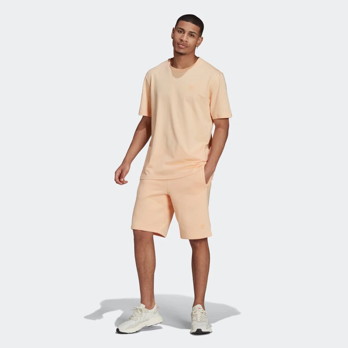 h09131_app_on-model_standard-outfit_gradient-huge-665764355f165