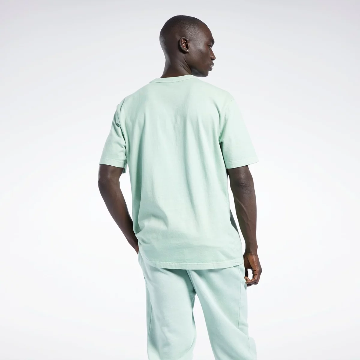 h54440_app_on-model_back_gradient-huge-66577778a4d13
