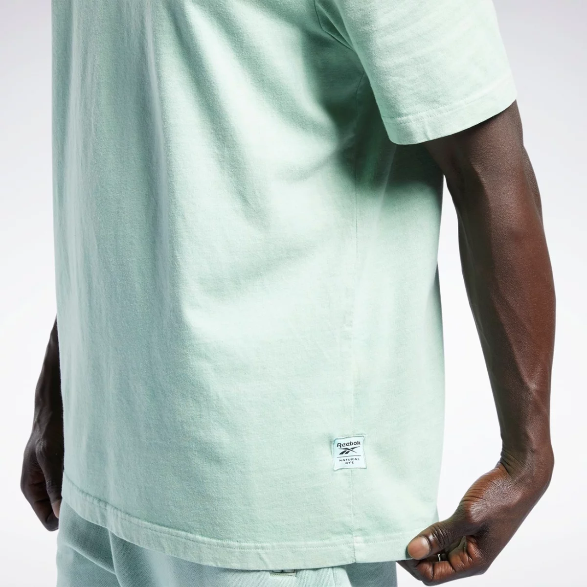 h54440_app_on-model_detail-1_gradient-huge-6657777f38583