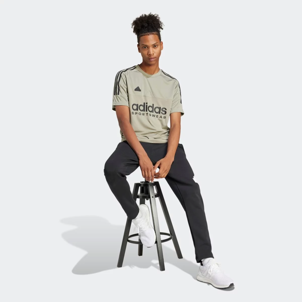 il5661_6_apparel_on-model_walking-view_grey-huge-6657b25491287