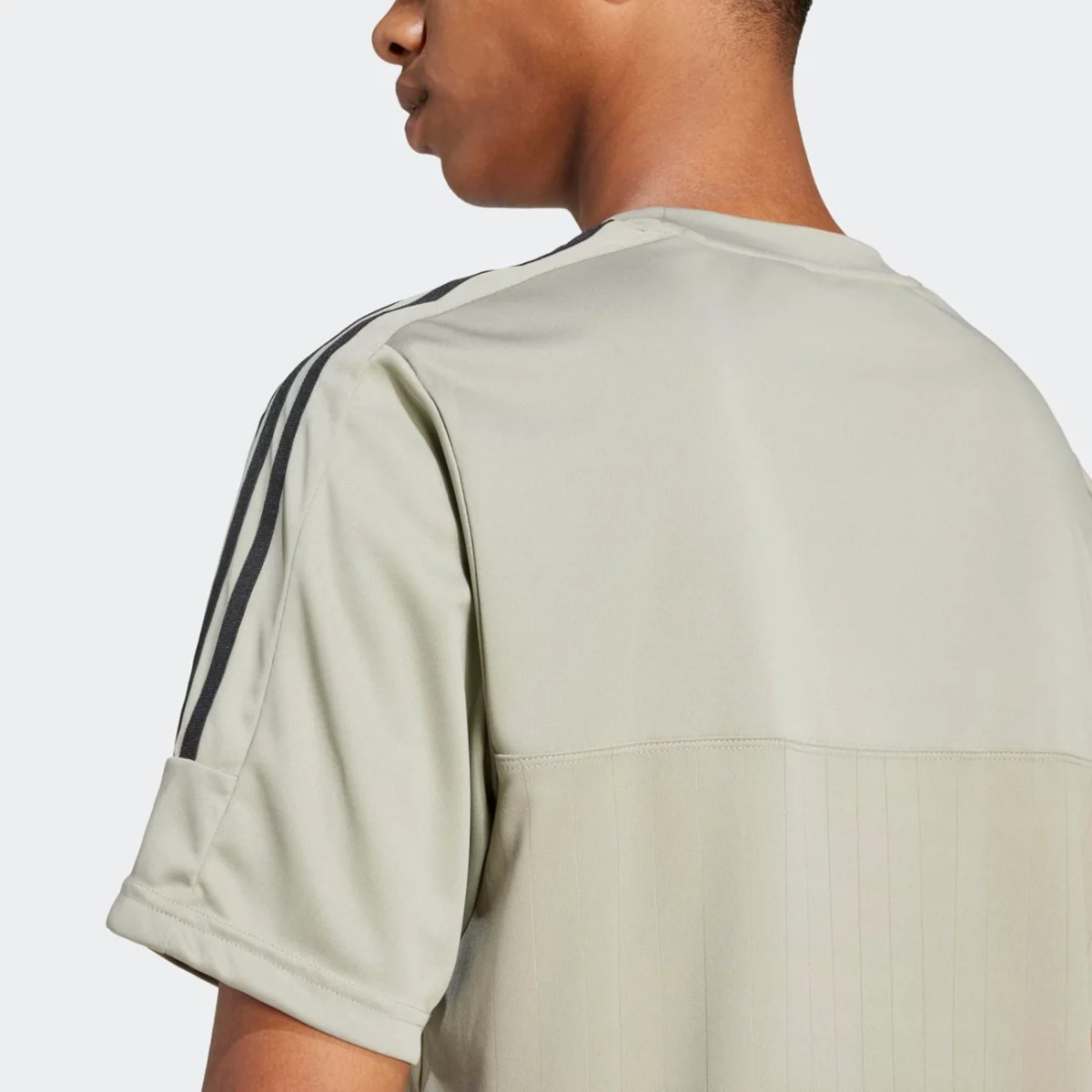 il5661_8_apparel_on-model_detail-view-2_grey-huge-6657b257bda24