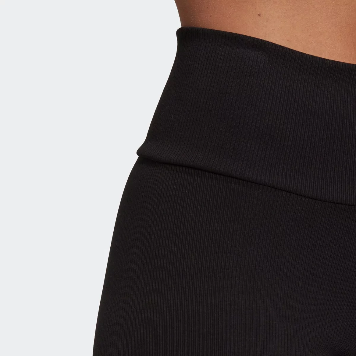 hf7484_app_on-model_detail-2_gradient-huge-665775e169e21
