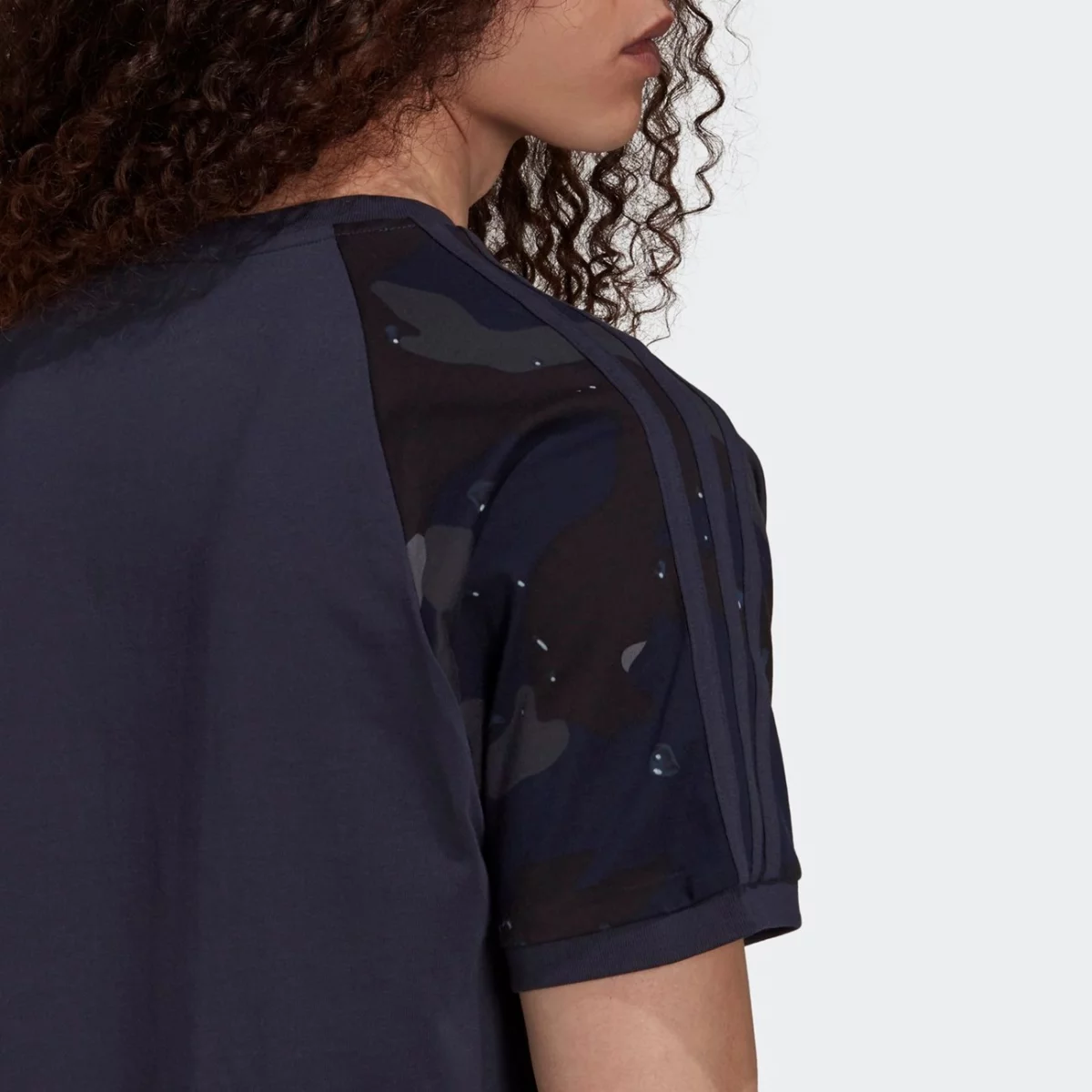 h13487_app_on-model_detail-2_gradient-huge-6657627e4438b