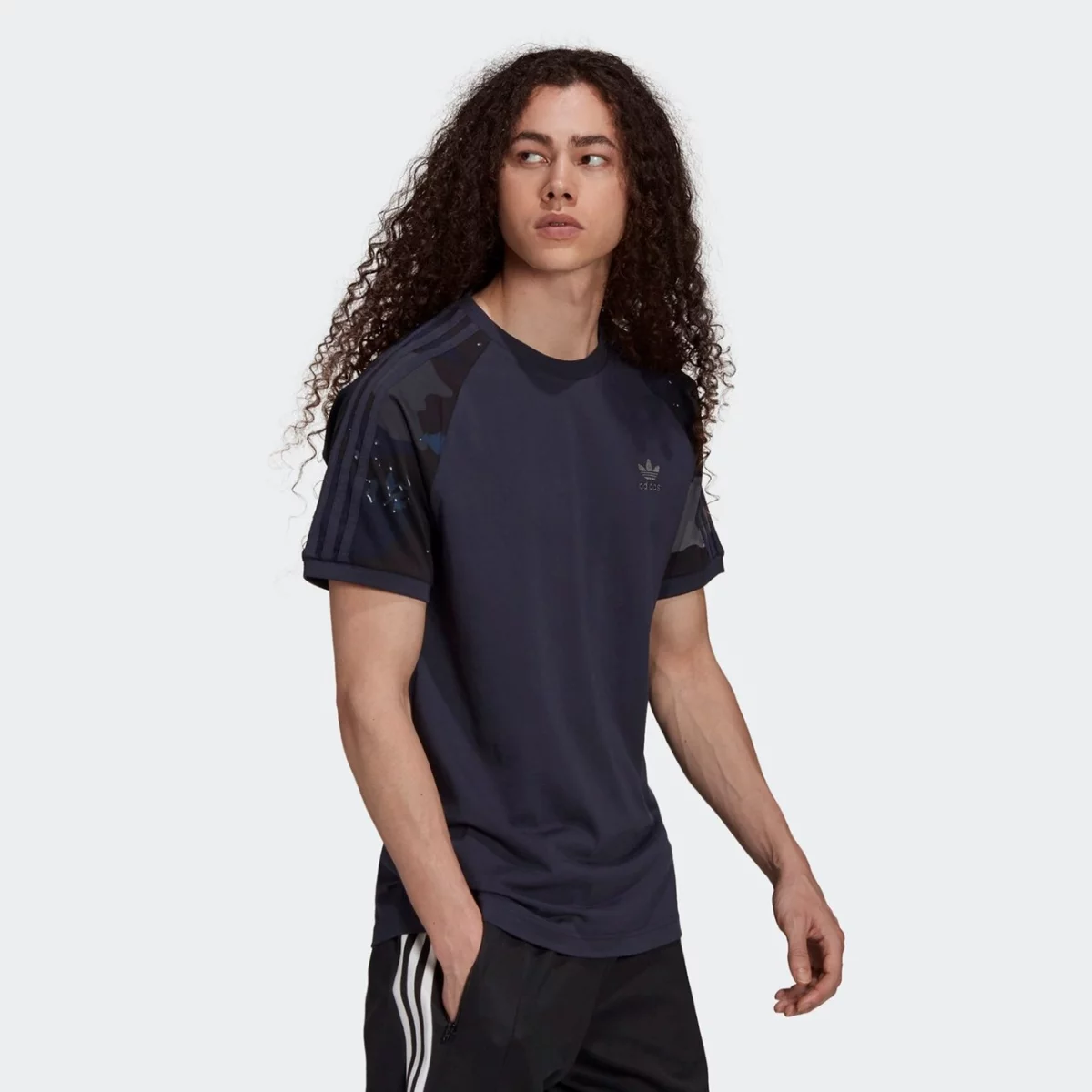 h13487_app_on-model_walking_gradient-huge-6657627b2fc79