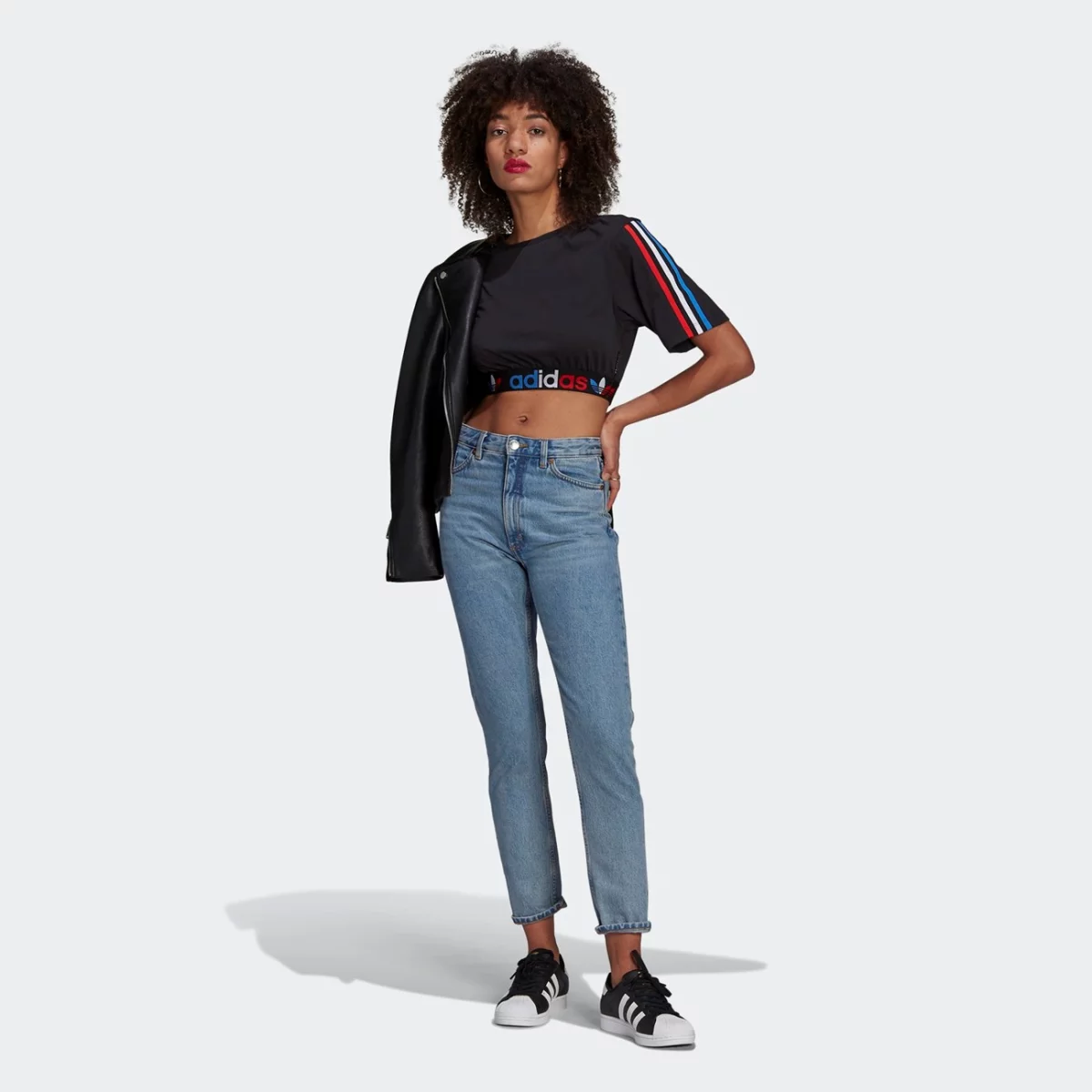 gn2932_app_on-model_walking_gradient-huge-665756fa2c60c