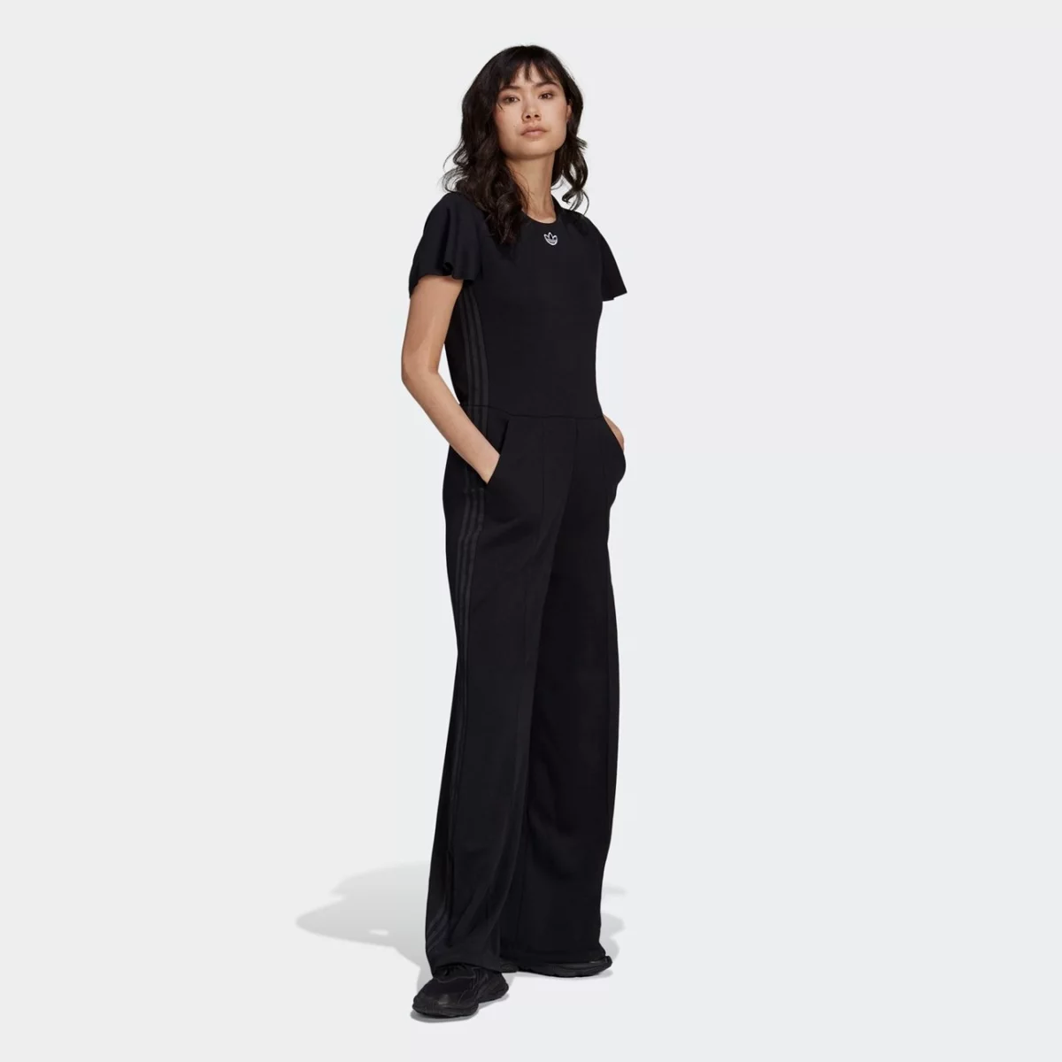 gn3120_app_on-model_walking_gradient-huge-665756cfce08f