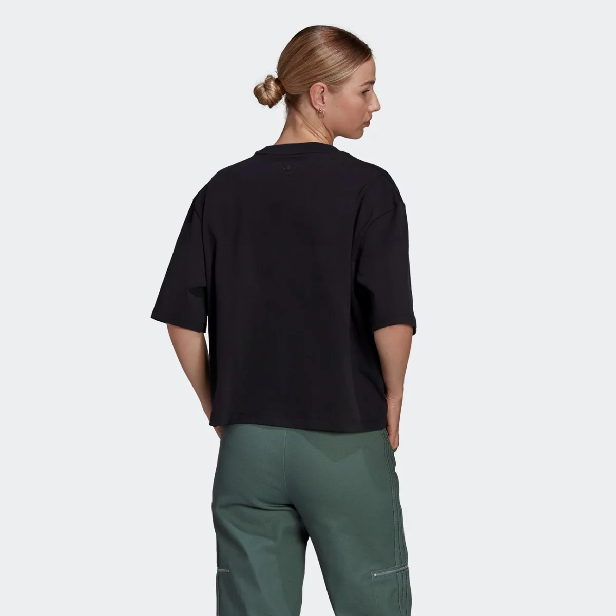 he4745_app_on-model_back_gradient-huge-665776907f178