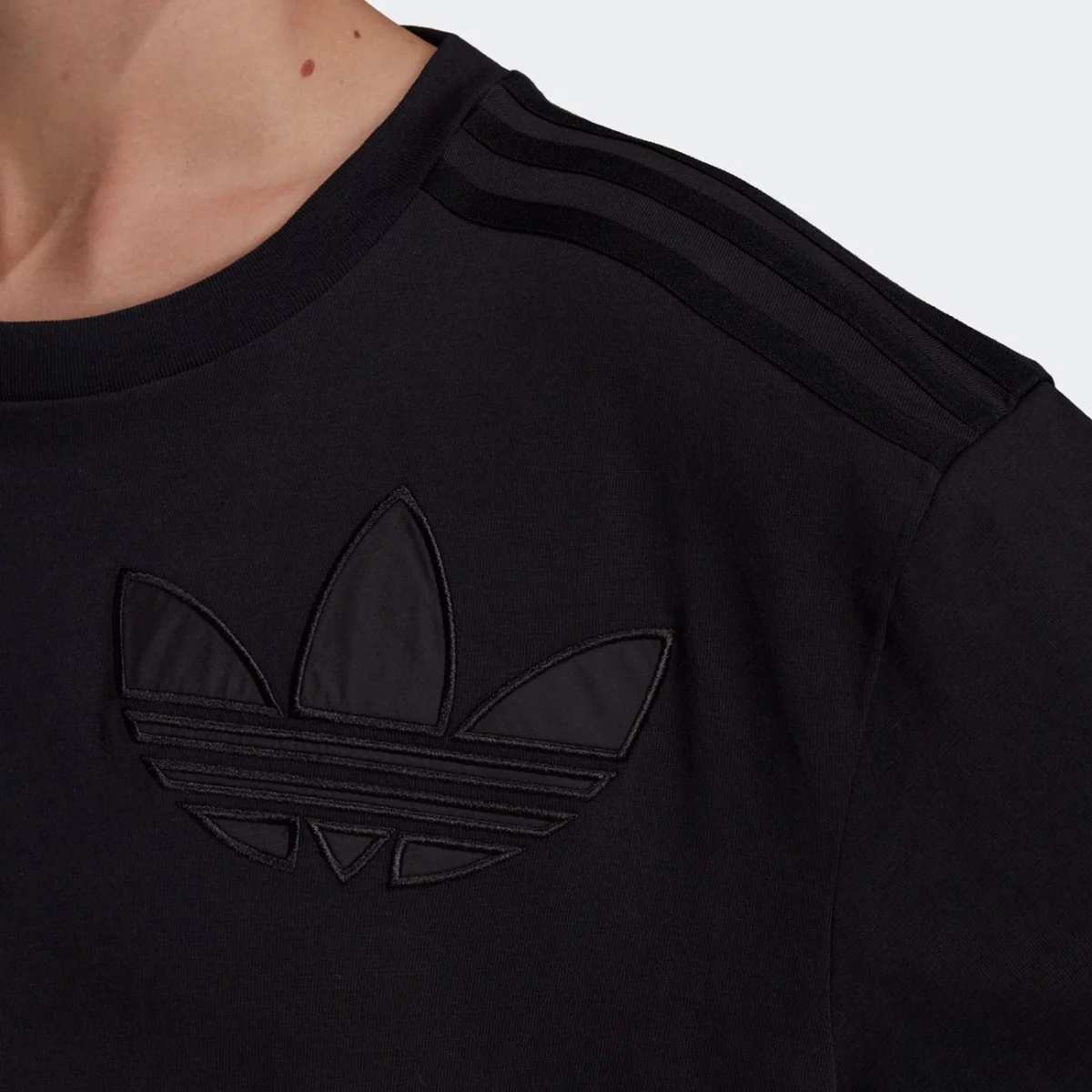 he4745_app_on-model_detail-1_gradient-huge-66577695ec0bc