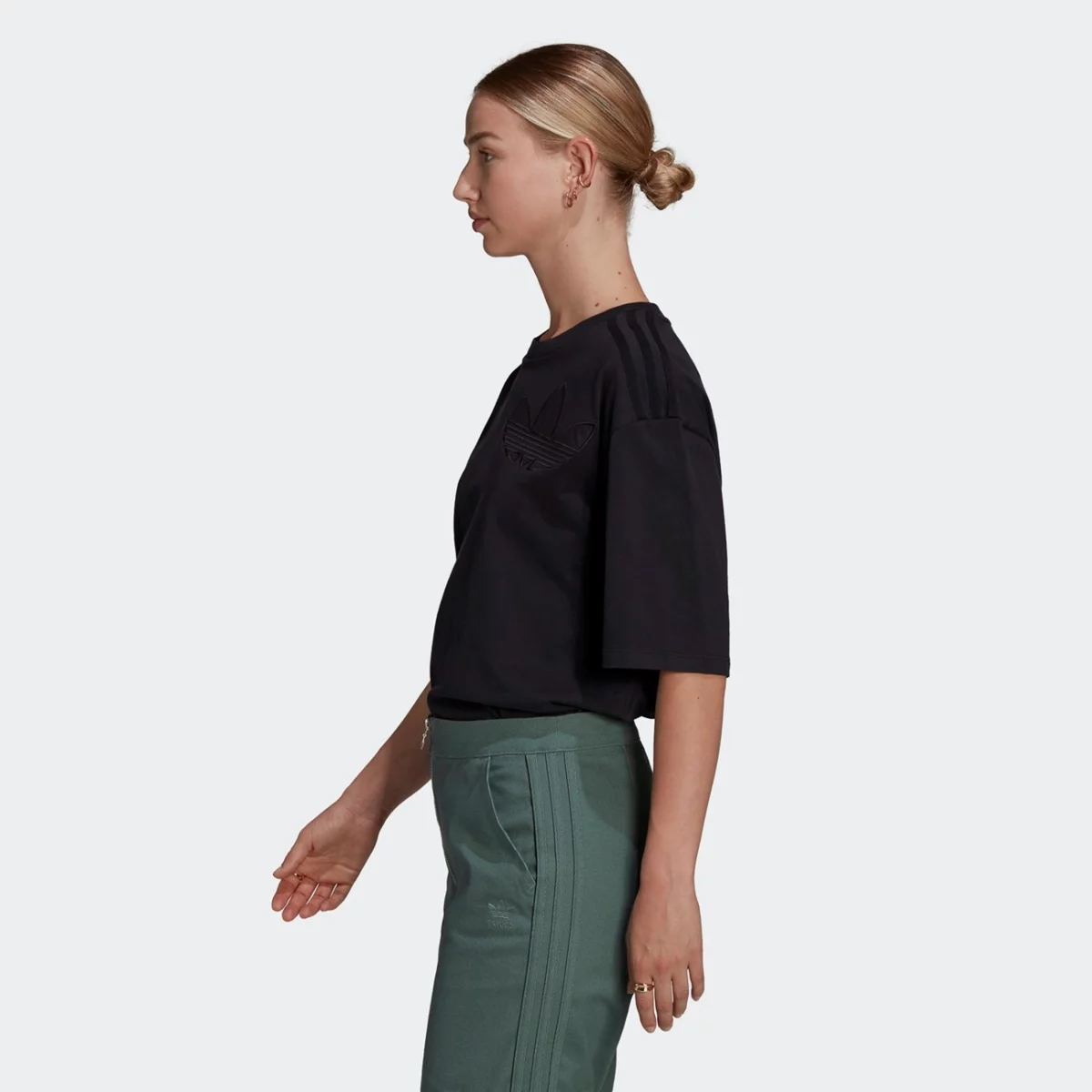 he4745_app_on-model_side_gradient-huge-6657769487088