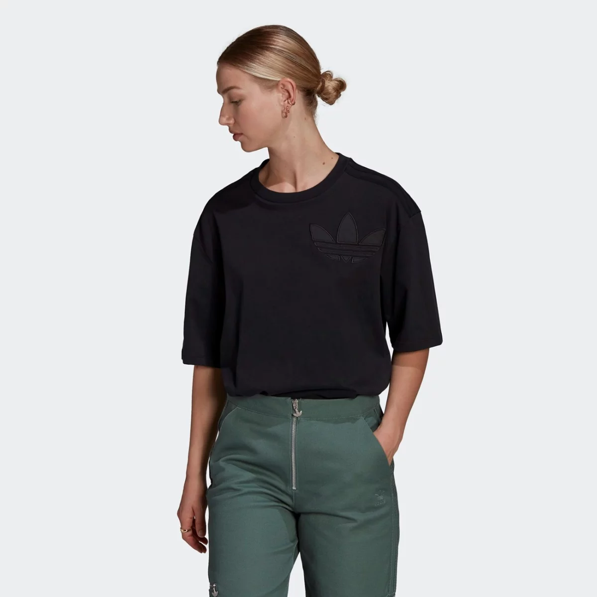 he4745_app_on-model_standard_gradient-huge-6657768f2d10e