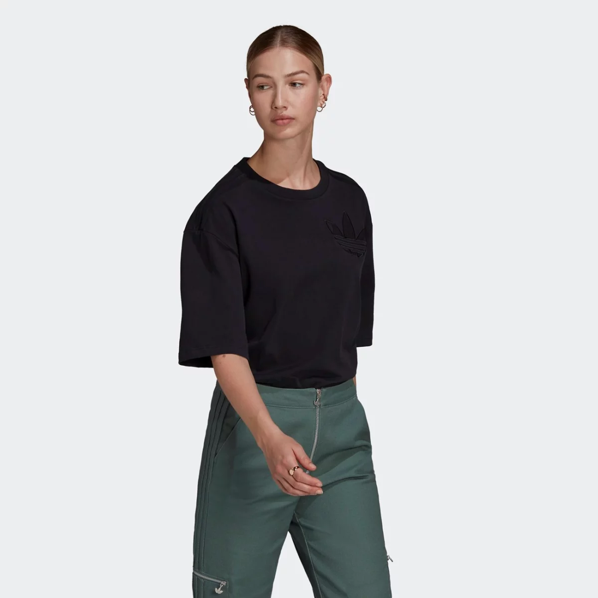 he4745_app_on-model_walking_gradient-huge-6657769322b4e