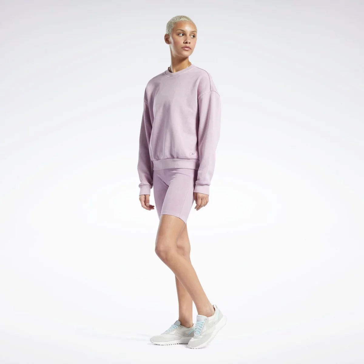 hk6948_4_apparel_on-model_side-view_grey-huge-665791e3a0c8a