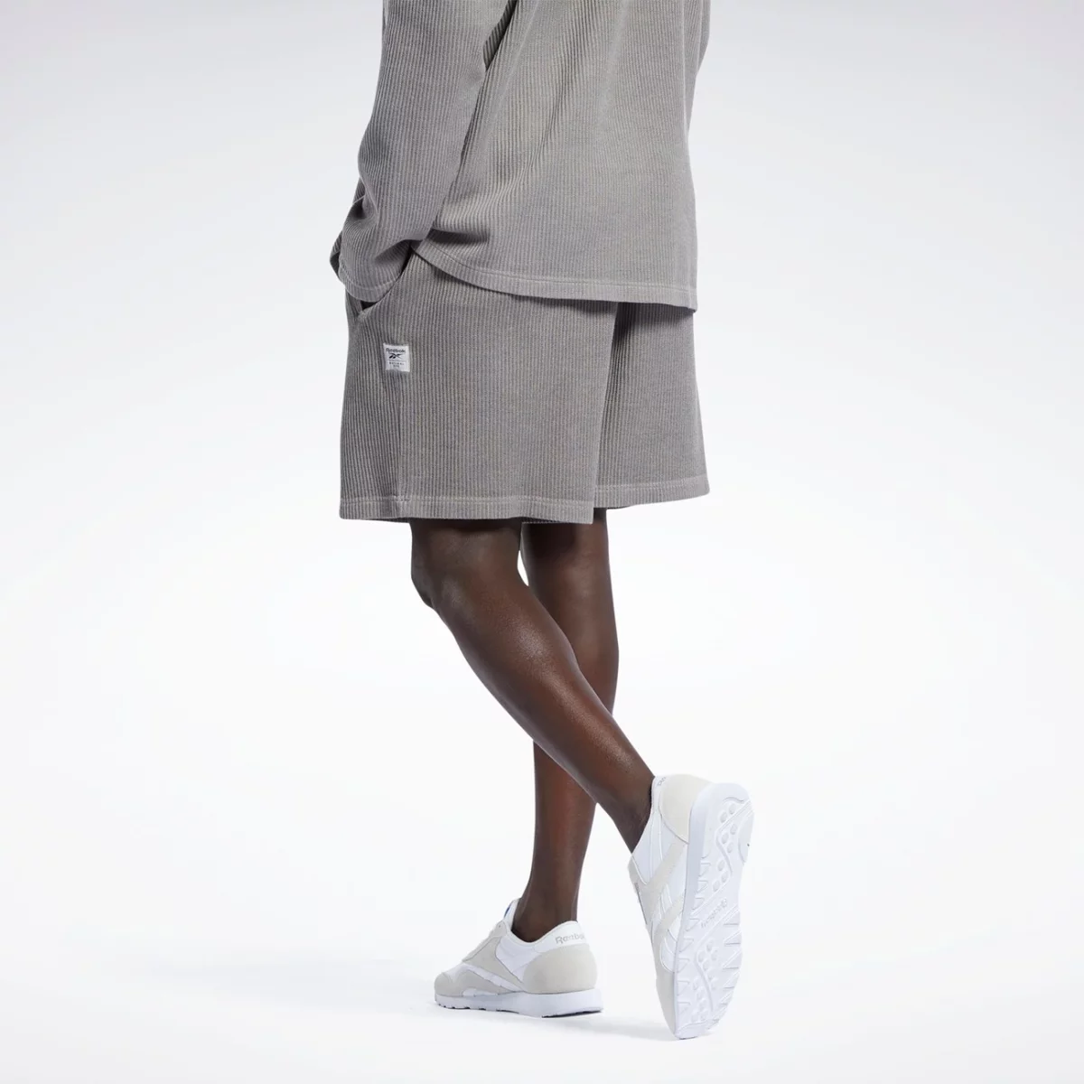 hb5971_app_on-model_back_gradient-huge-66577958190dd