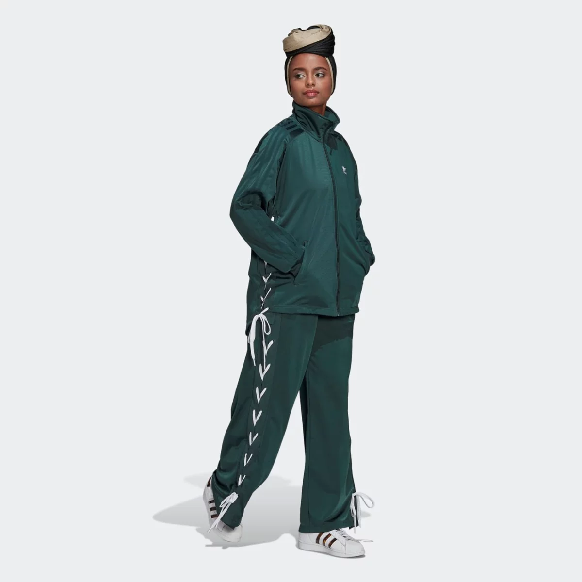 hk5073_6_apparel_on-model_walking-view_grey-huge-665794e07de62