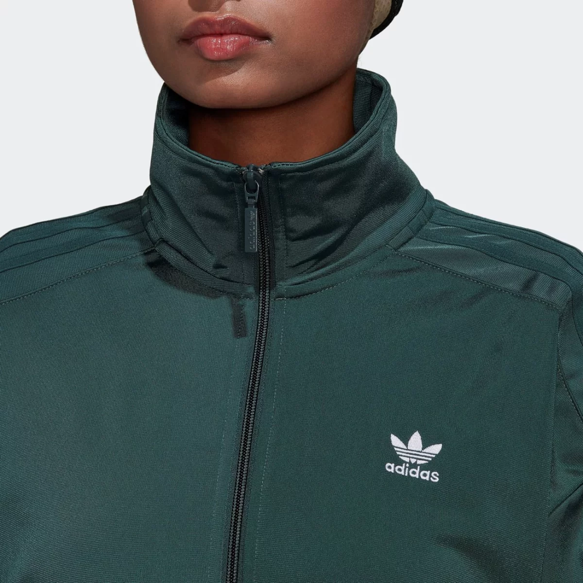 hk5073_8_apparel_on-model_detail-view-1_grey-huge-665794e3ba294
