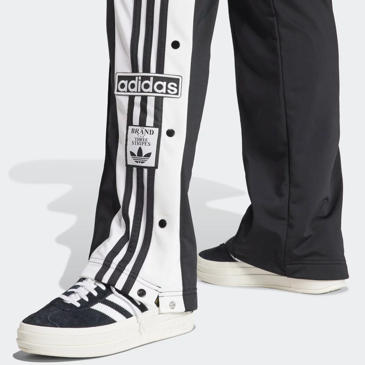 672c90efe951bIU2519_6_APPAREL_On_Model_Detail_View_1_grey