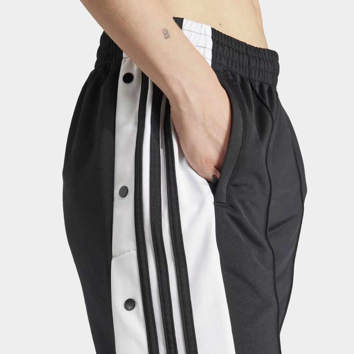672c90f3444e4IU2519_7_APPAREL_On_Model_Detail_View_2_grey