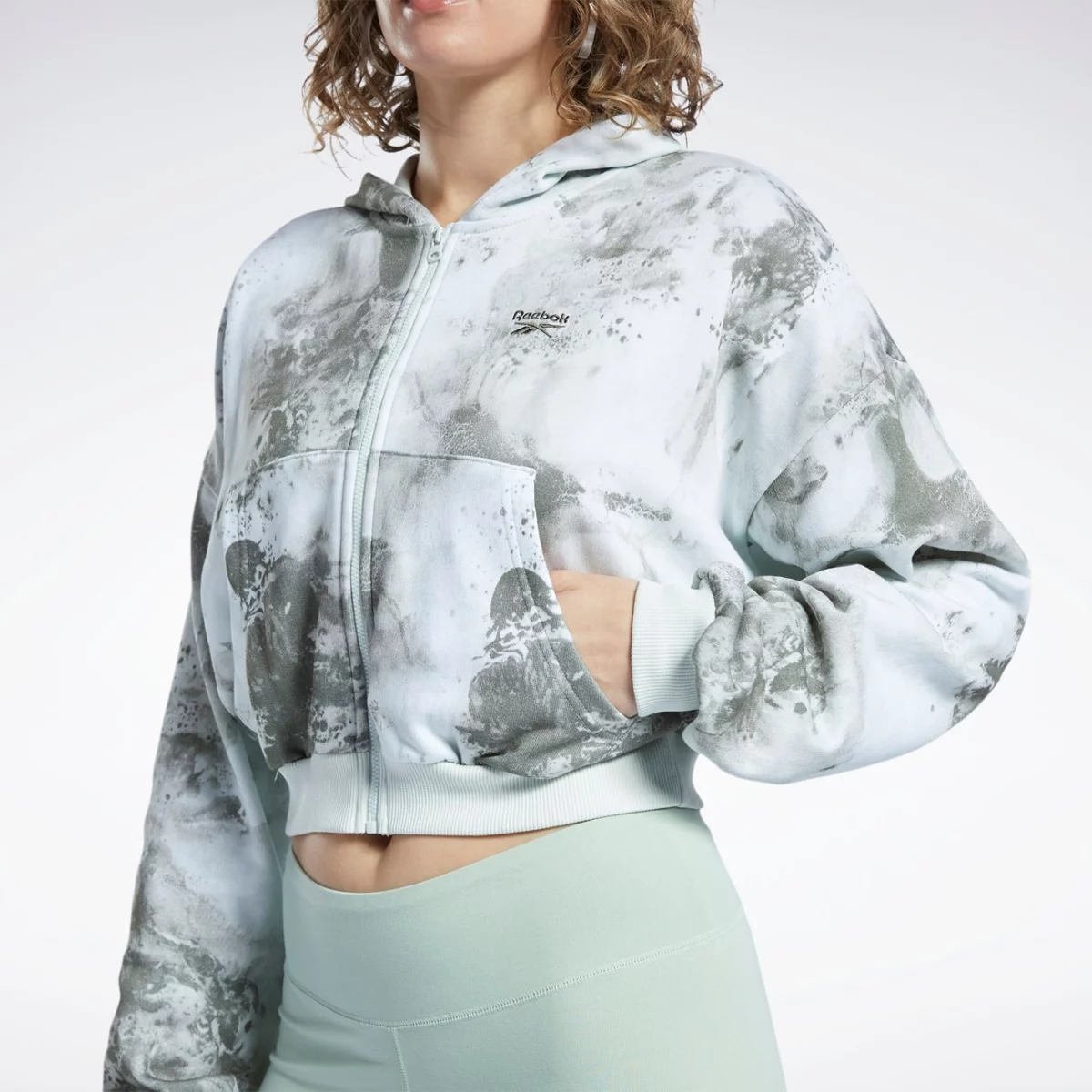 h58674_app_on-model_detail-1_gradient-huge-6657774e53512
