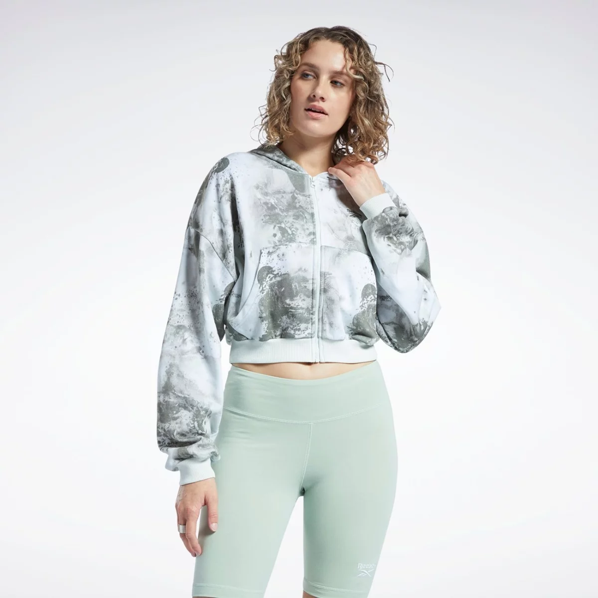 h58674_app_on-model_standard_gradient-huge-6657774926b60
