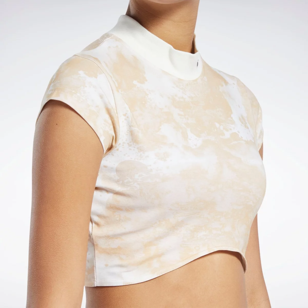 h49277_app_on-model_detail-3_gradient-huge-6657785727d3b