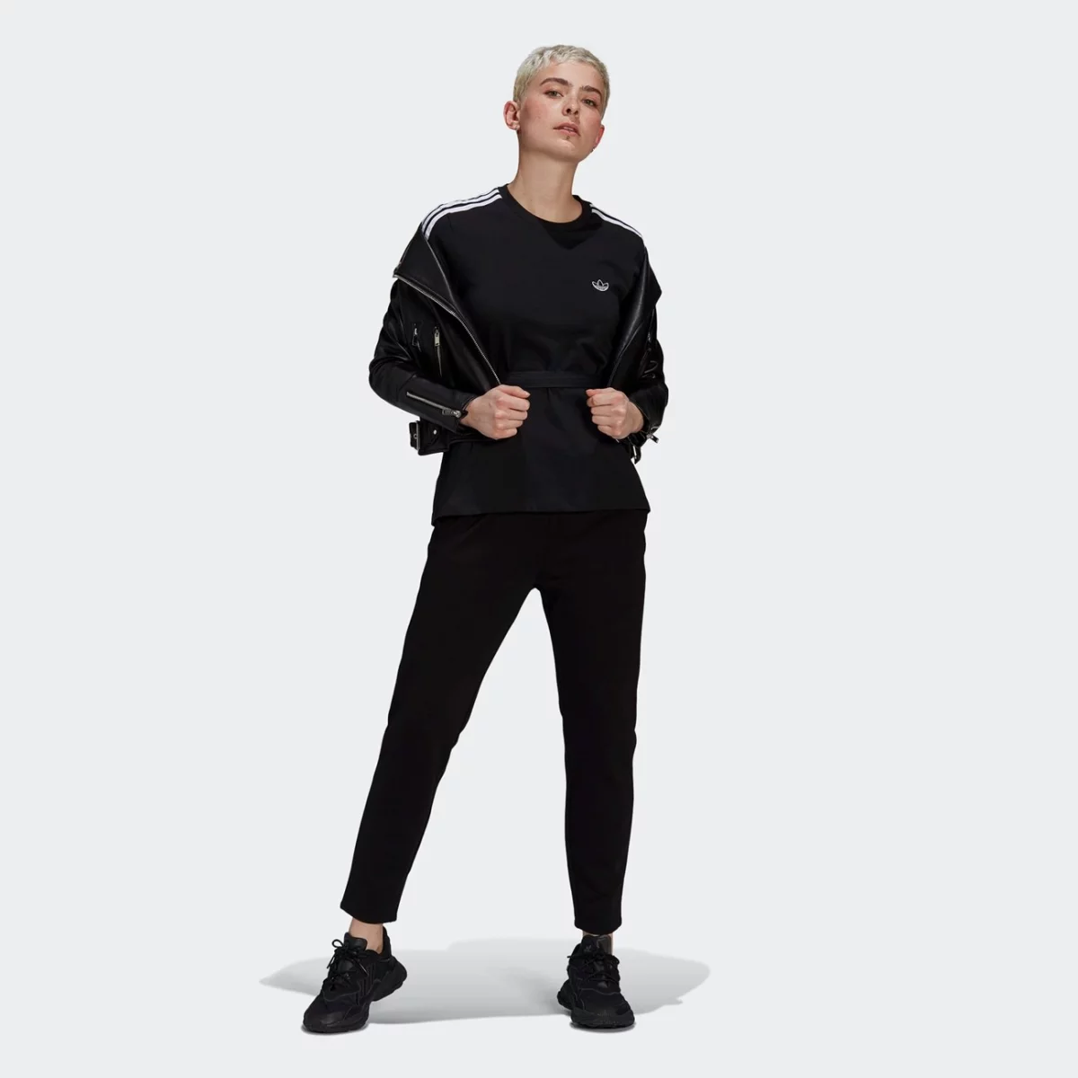 gn3173_app_on-model_walking_gradient-huge-6657568d6ae00