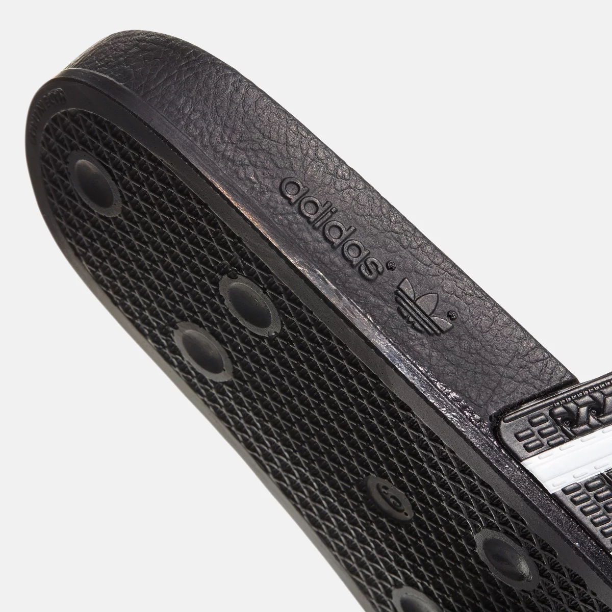 67404bb6dd6cf280647_10_FOOTWEAR_Photography_Detail_View_1_transparent